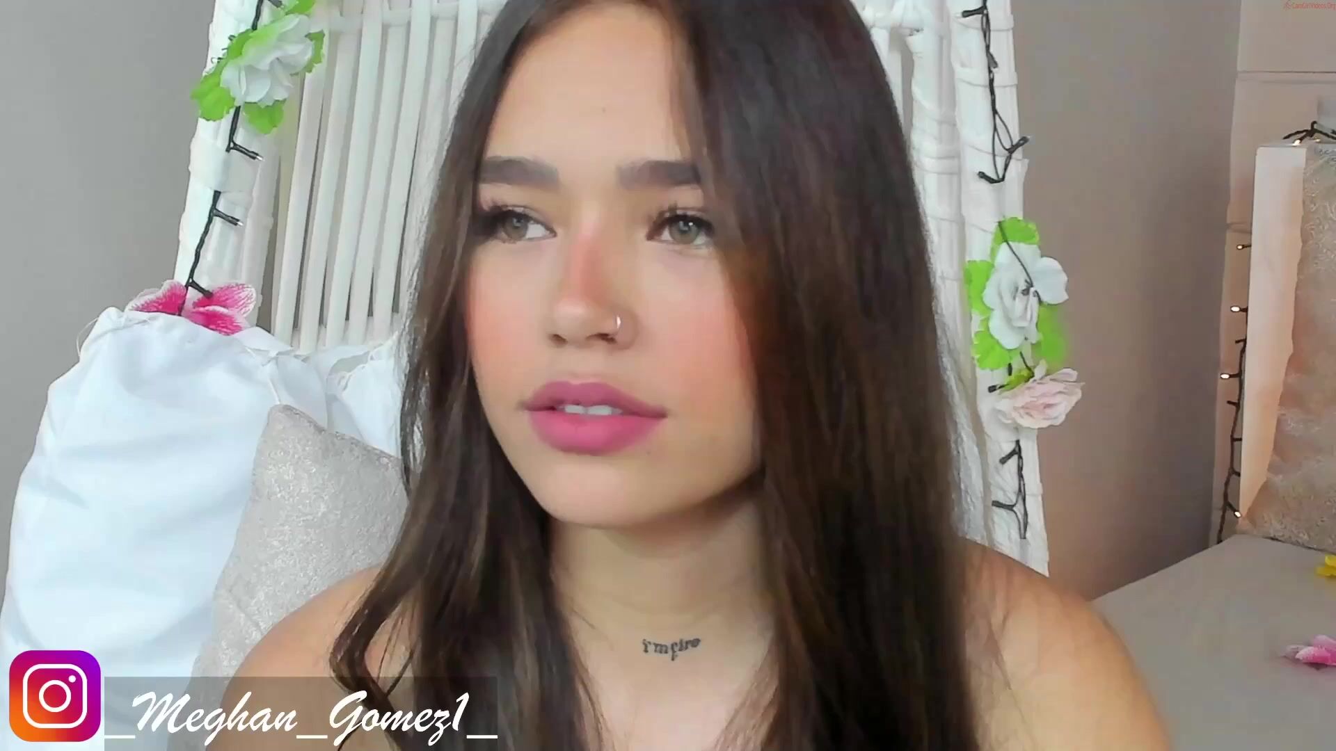 meghan_gomez1 Attractive bitch kneads juicy milking.